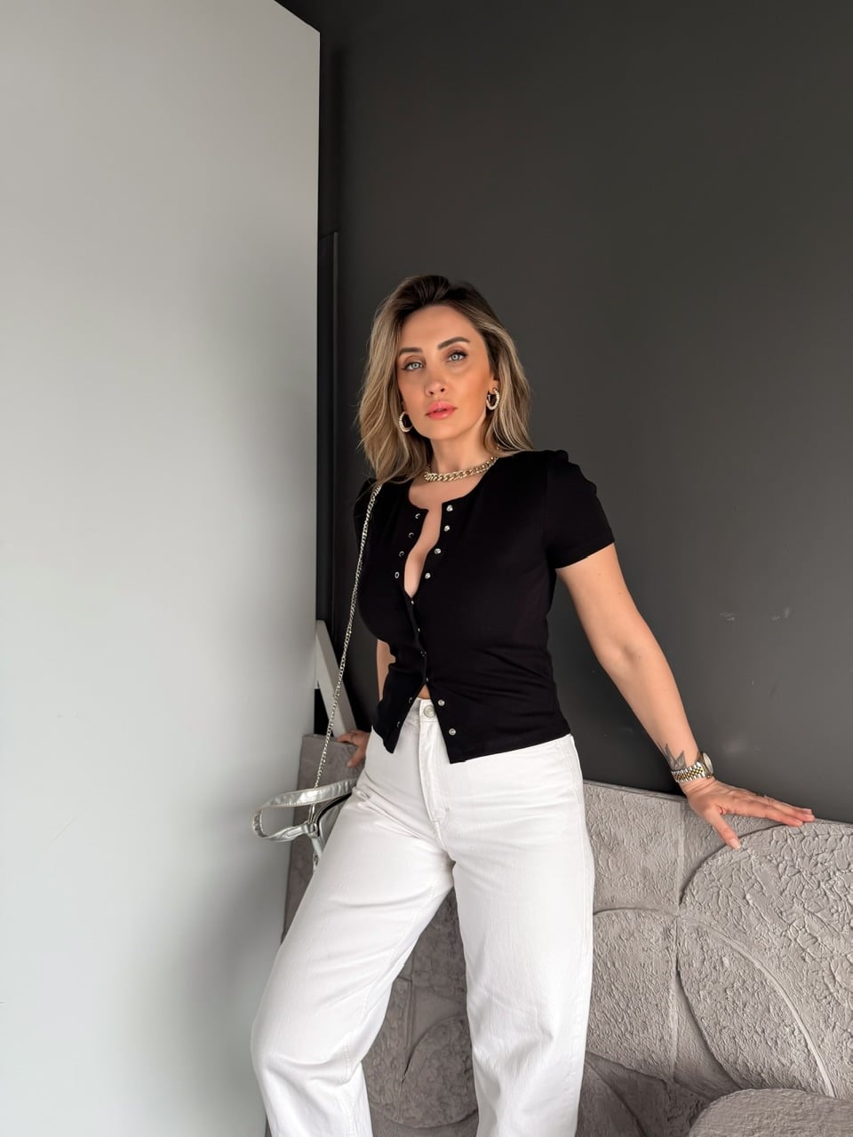 Siyah Kısa Kollu Boydan Cıtcıtlı Tshirt