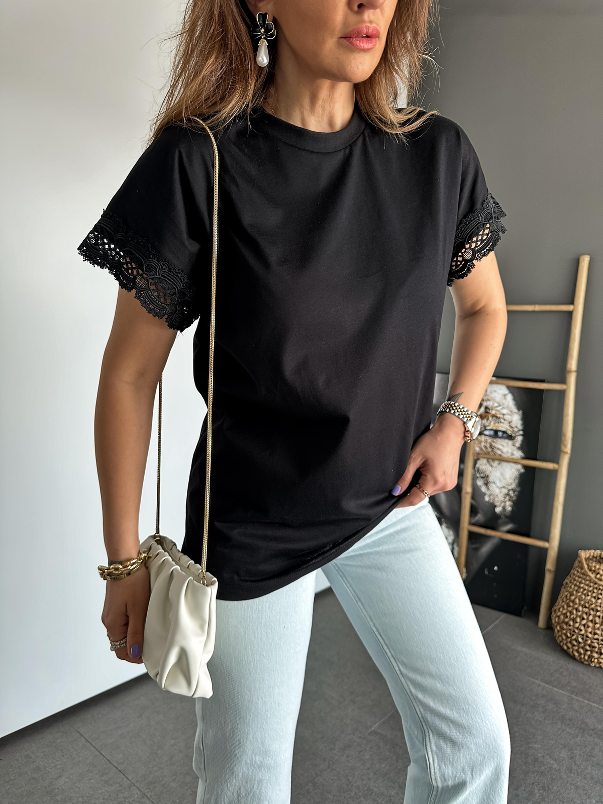 Siyah Kolları Dantelli Tshirt