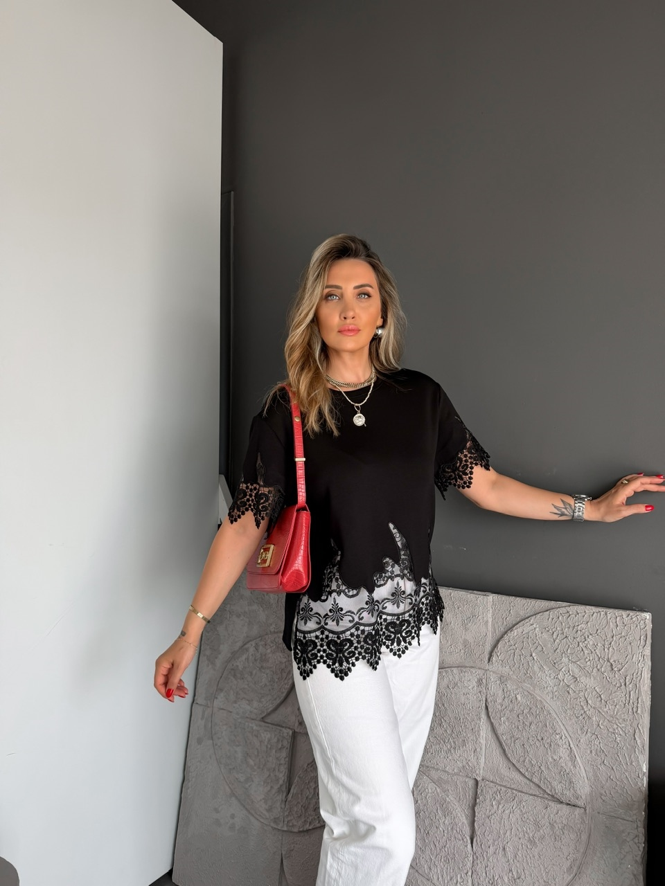 Siyah Kolları Eteği Dantelli Zr Tshirt