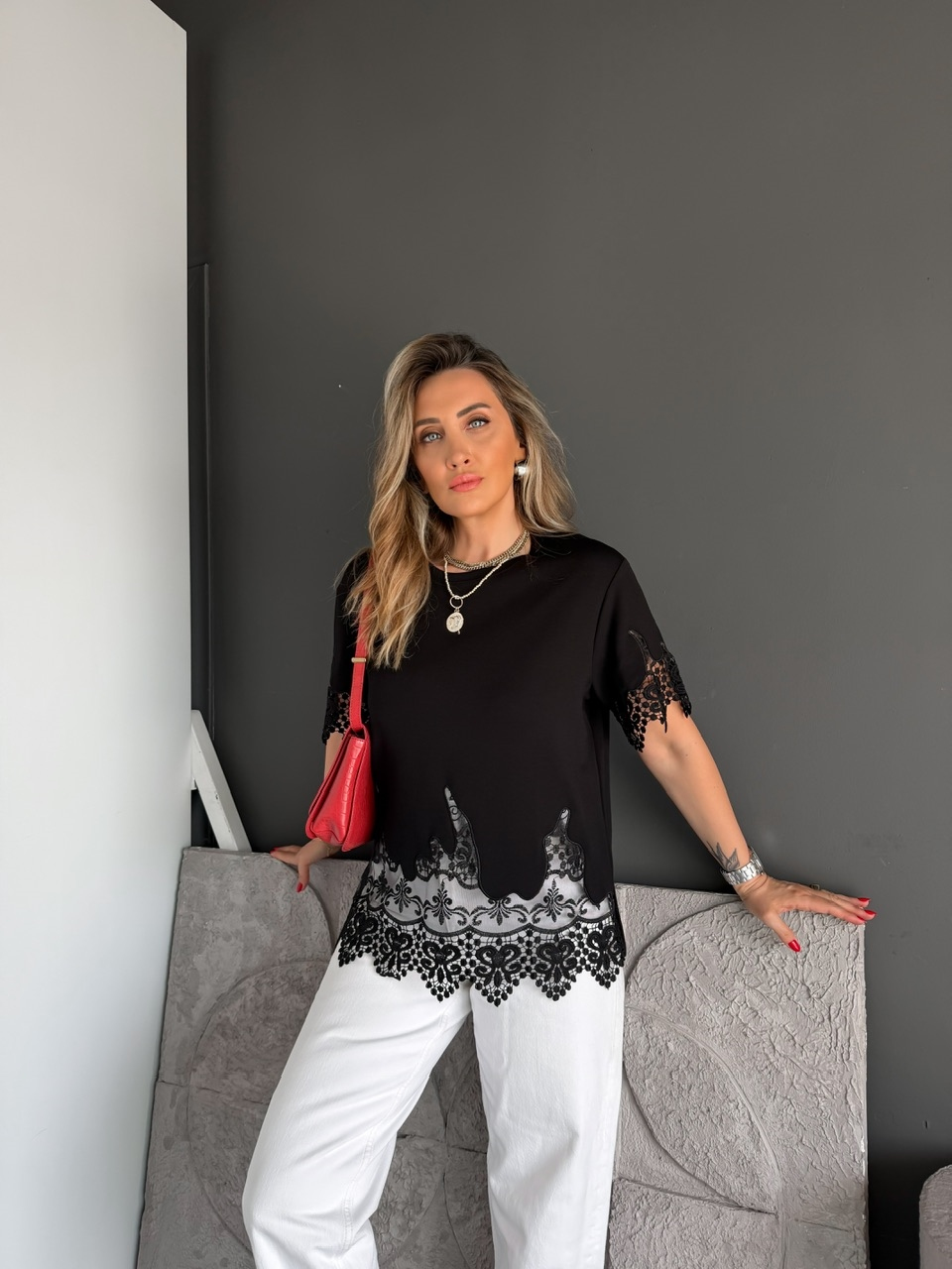 Siyah Kolları Eteği Dantelli Zr Tshirt