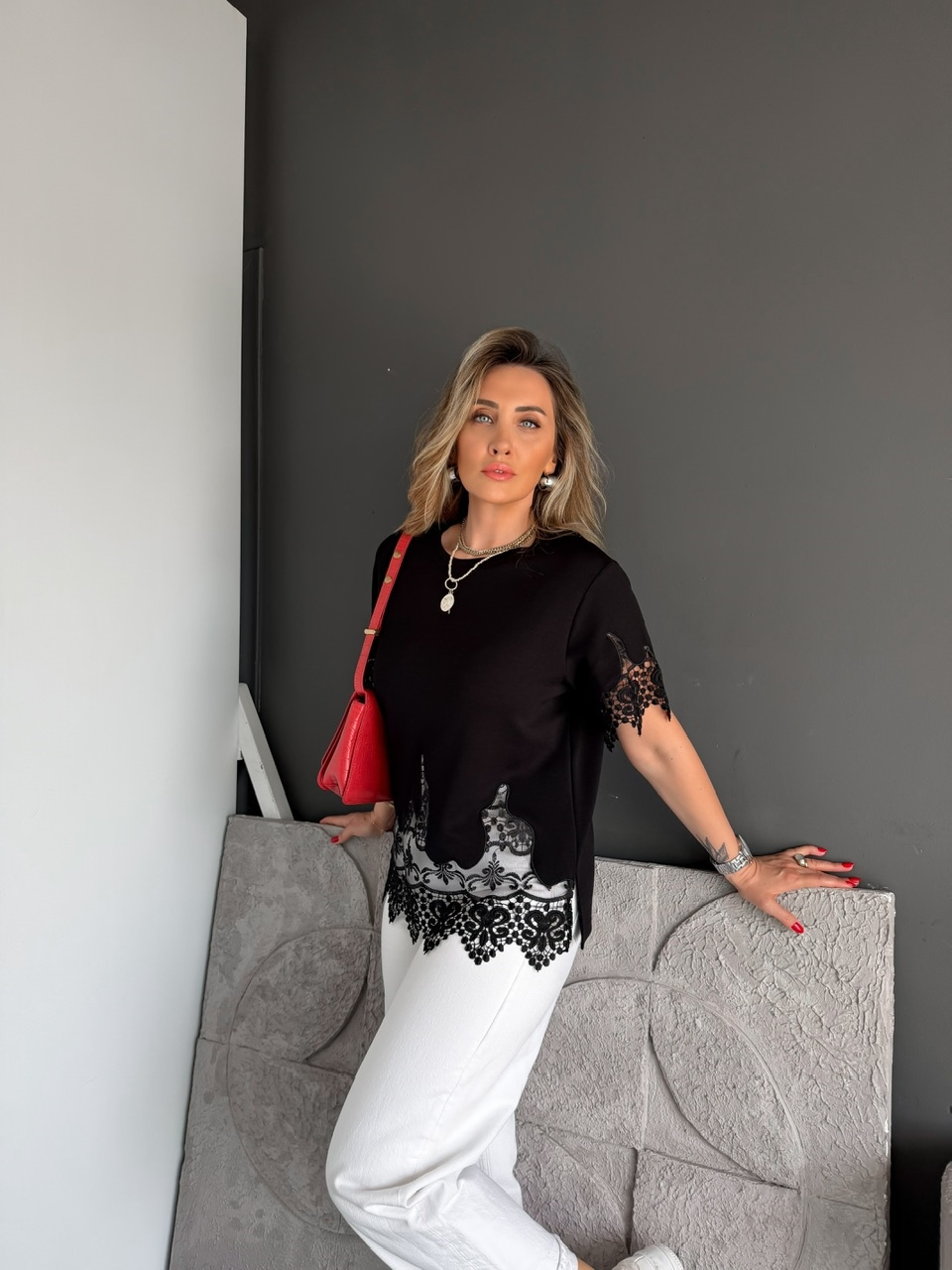 Siyah Kolları Eteği Dantelli Zr Tshirt