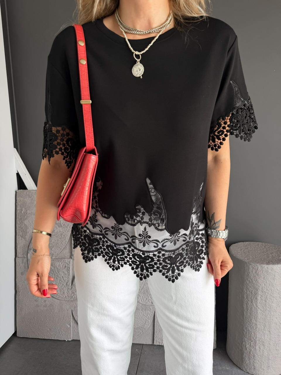 Siyah Kolları Eteği Dantelli Zr Tshirt