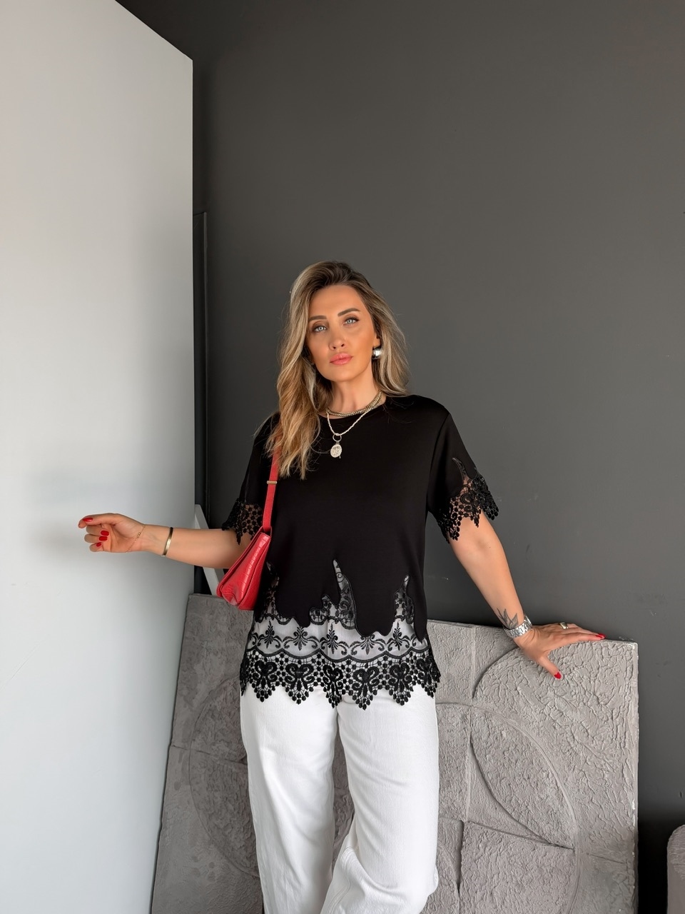 Siyah Kolları Eteği Dantelli Zr Tshirt