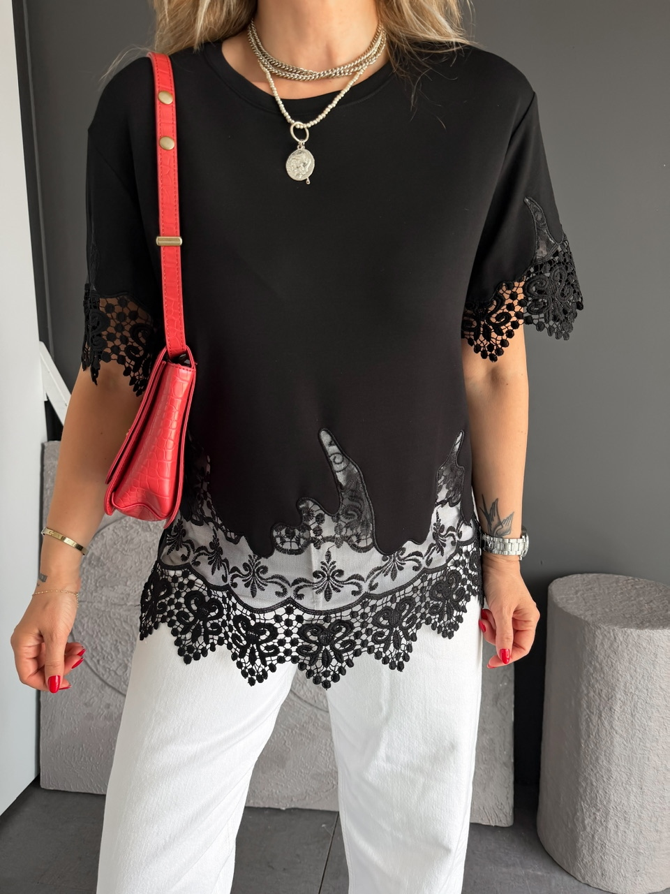 Siyah Kolları Eteği Dantelli Zr Tshirt