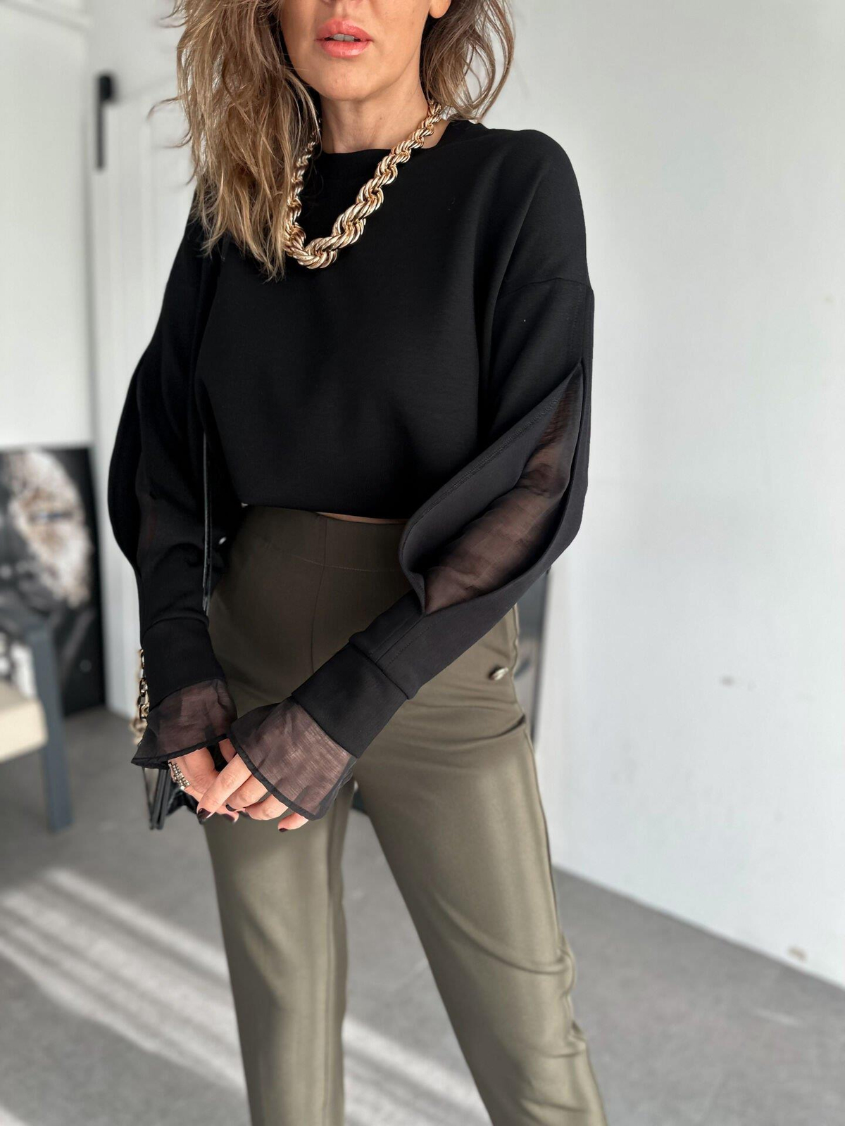 Siyah Kolları Tül Detaylı Sweatshirt