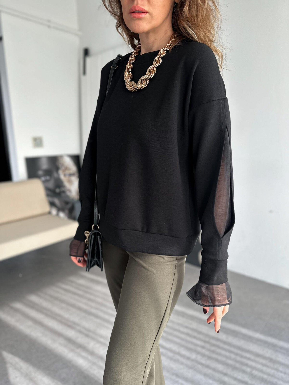 Siyah Kolları Tül Detaylı Sweatshirt