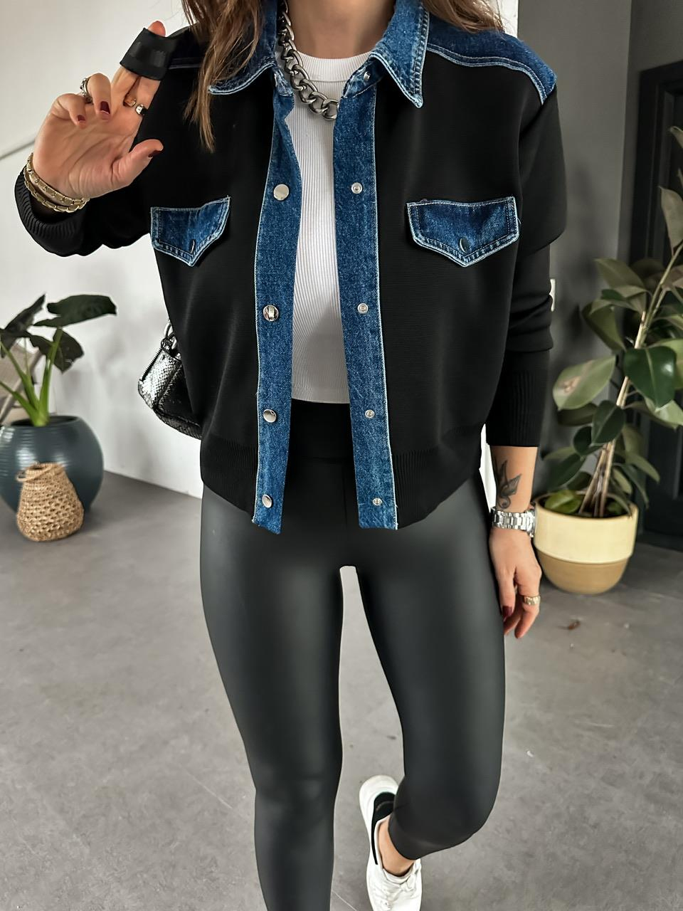 Siyah Kot Detaylı Çıtçıtlı Triko