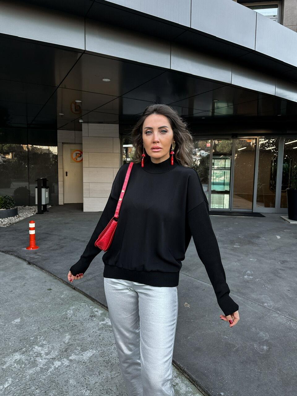 Siyah Krep Detaylı Triko
