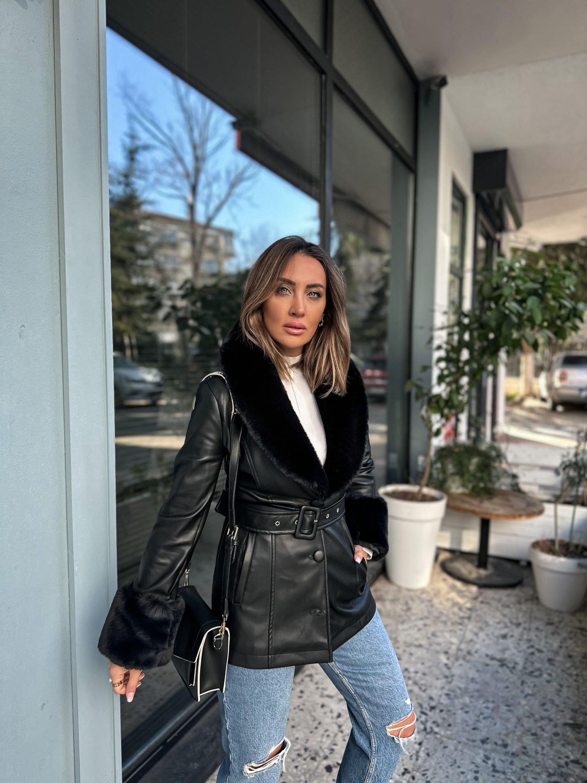 Siyah Kürklü Kemerli Deri Ceket