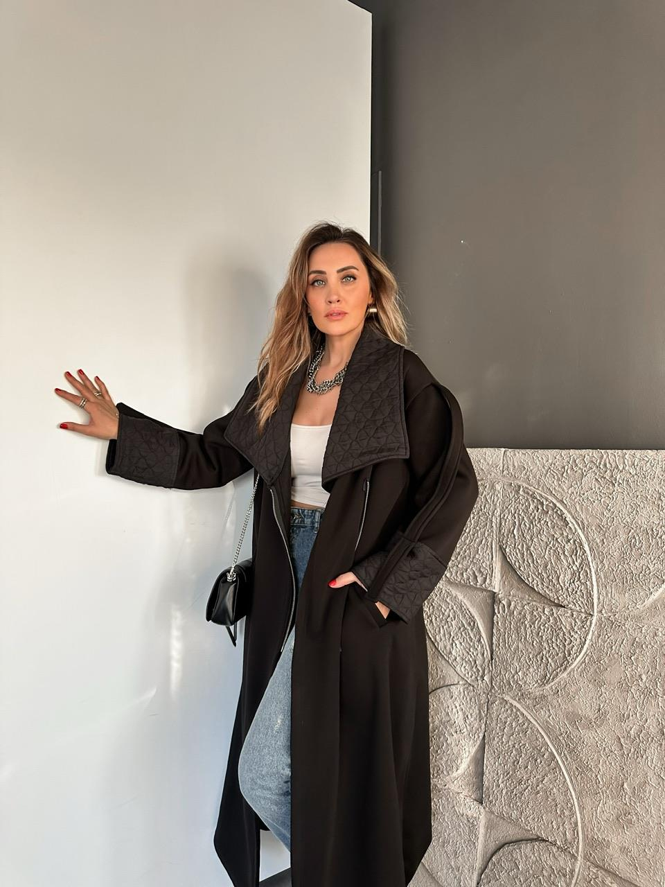 Siyah Mat Kapitone Parçalı Şardonlu Kaban