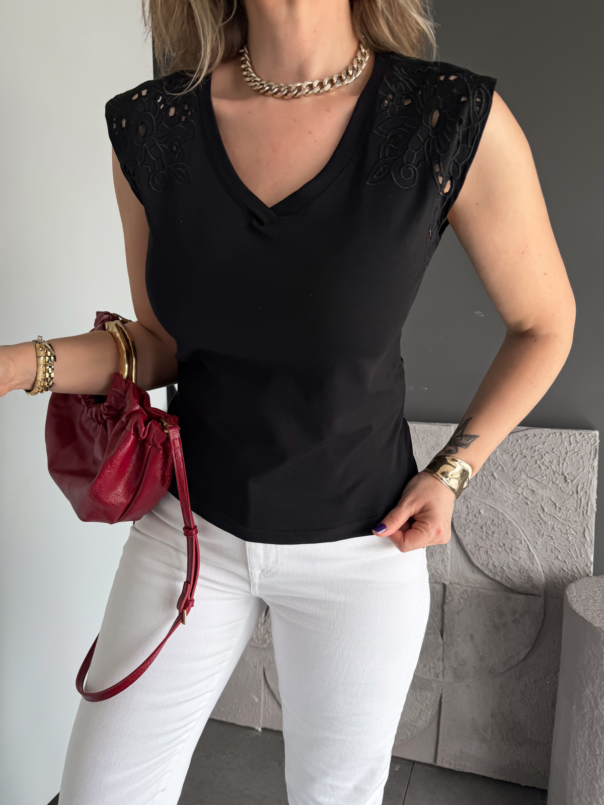 Siyah Nakışlı Kolsuz Tshirt