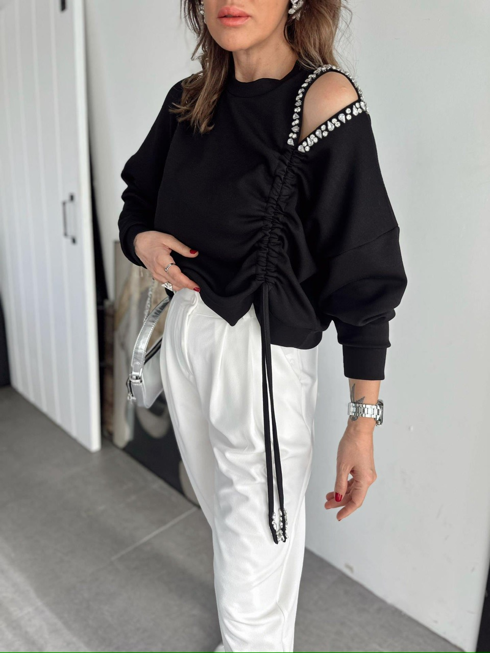 Siyah Omuz Dekolteli Taşlı Sweatshirt