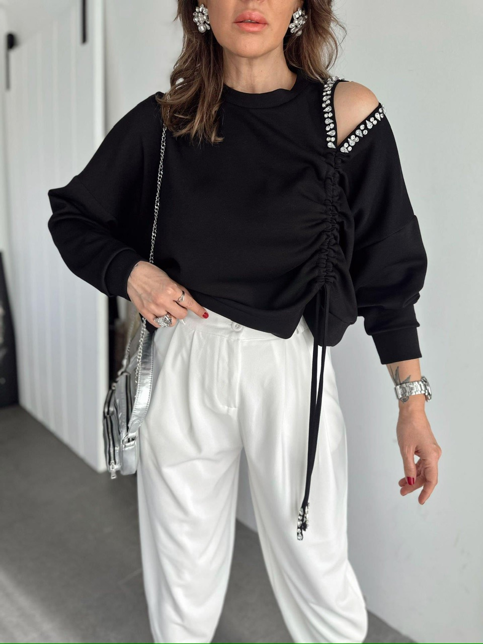 Siyah Omuz Dekolteli Taşlı Sweatshirt