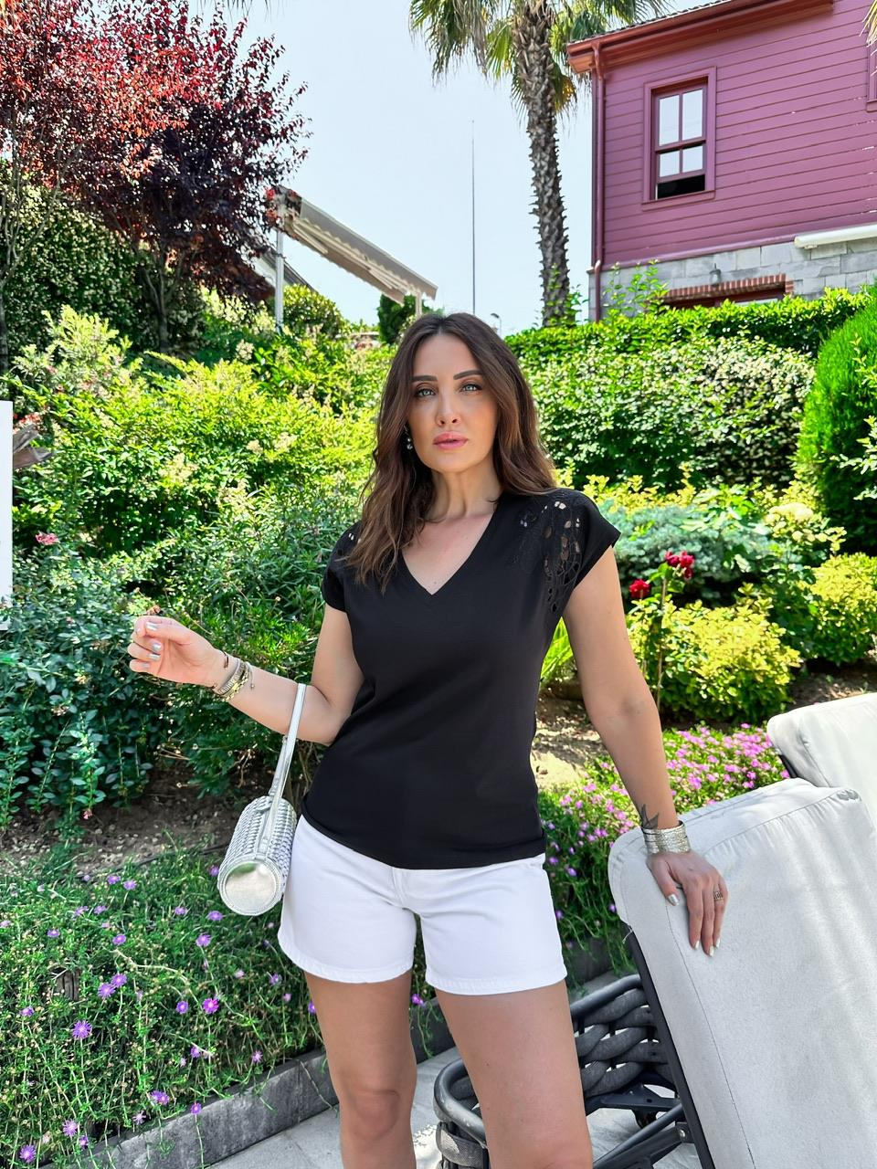 Siyah Omuzları Fistolu Orijinal Tshirt