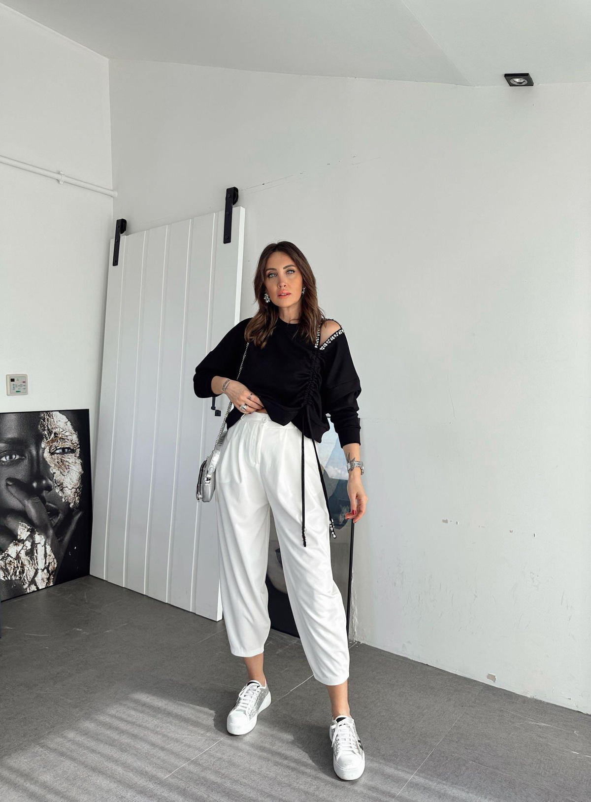 Siyah Omzu Taşlı Büzgülü Sweatshirt
