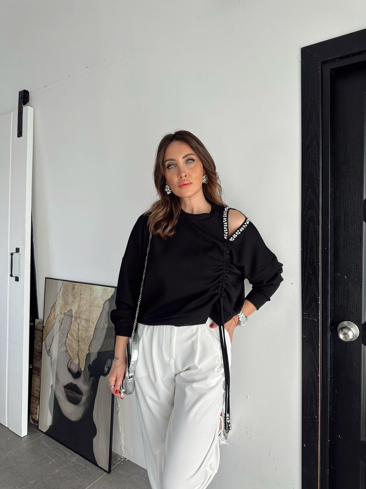Siyah Omzu Taşlı Büzgülü Sweatshirt