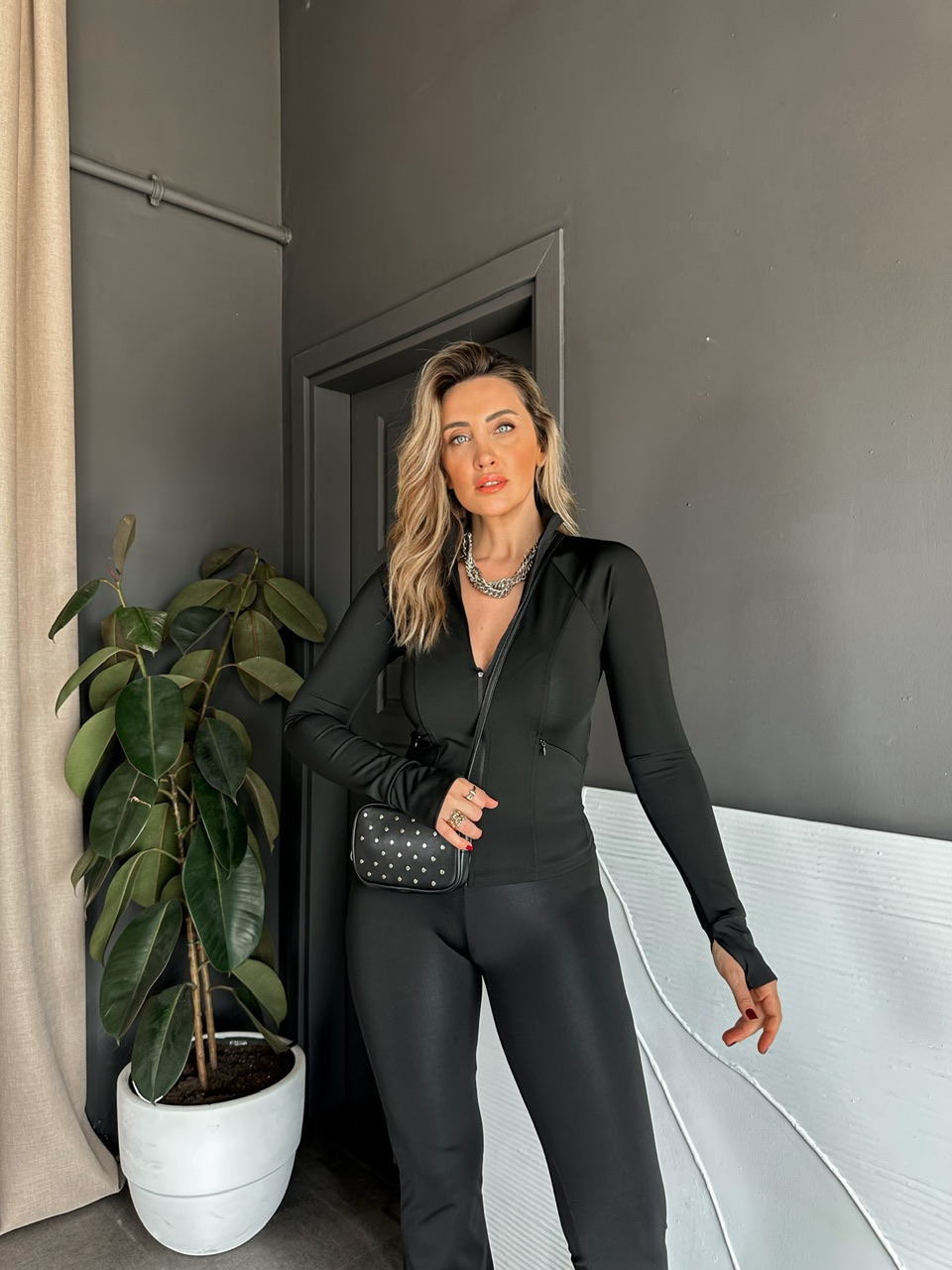 Siyah Parmaklı Likralı Spor Takım