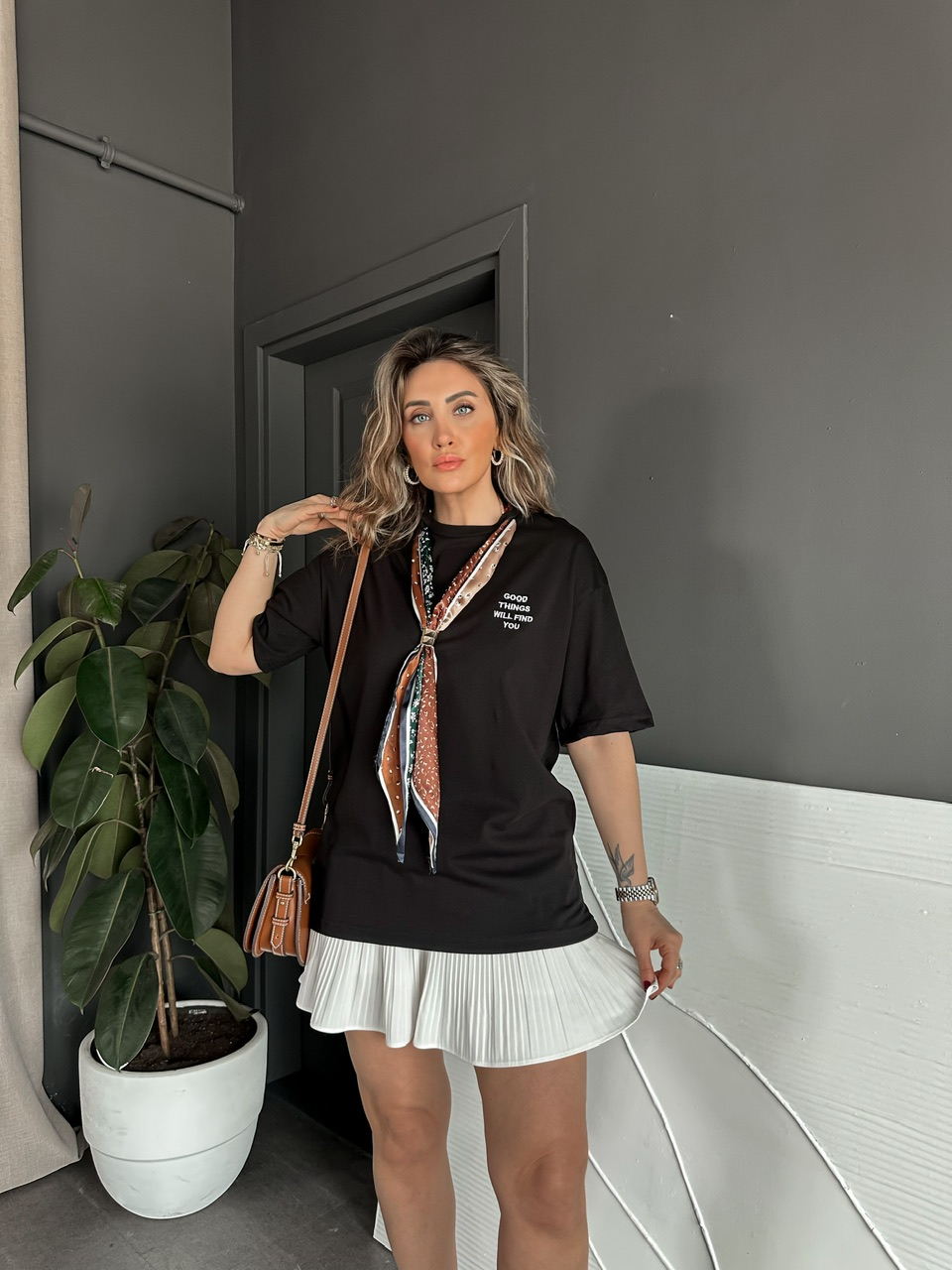 Siyah Şal Aksesuarlı Tshirt
