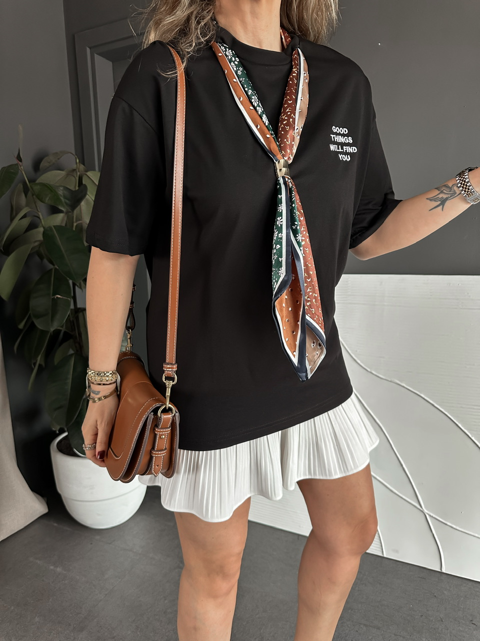 Siyah Şal Aksesuarlı Tshirt