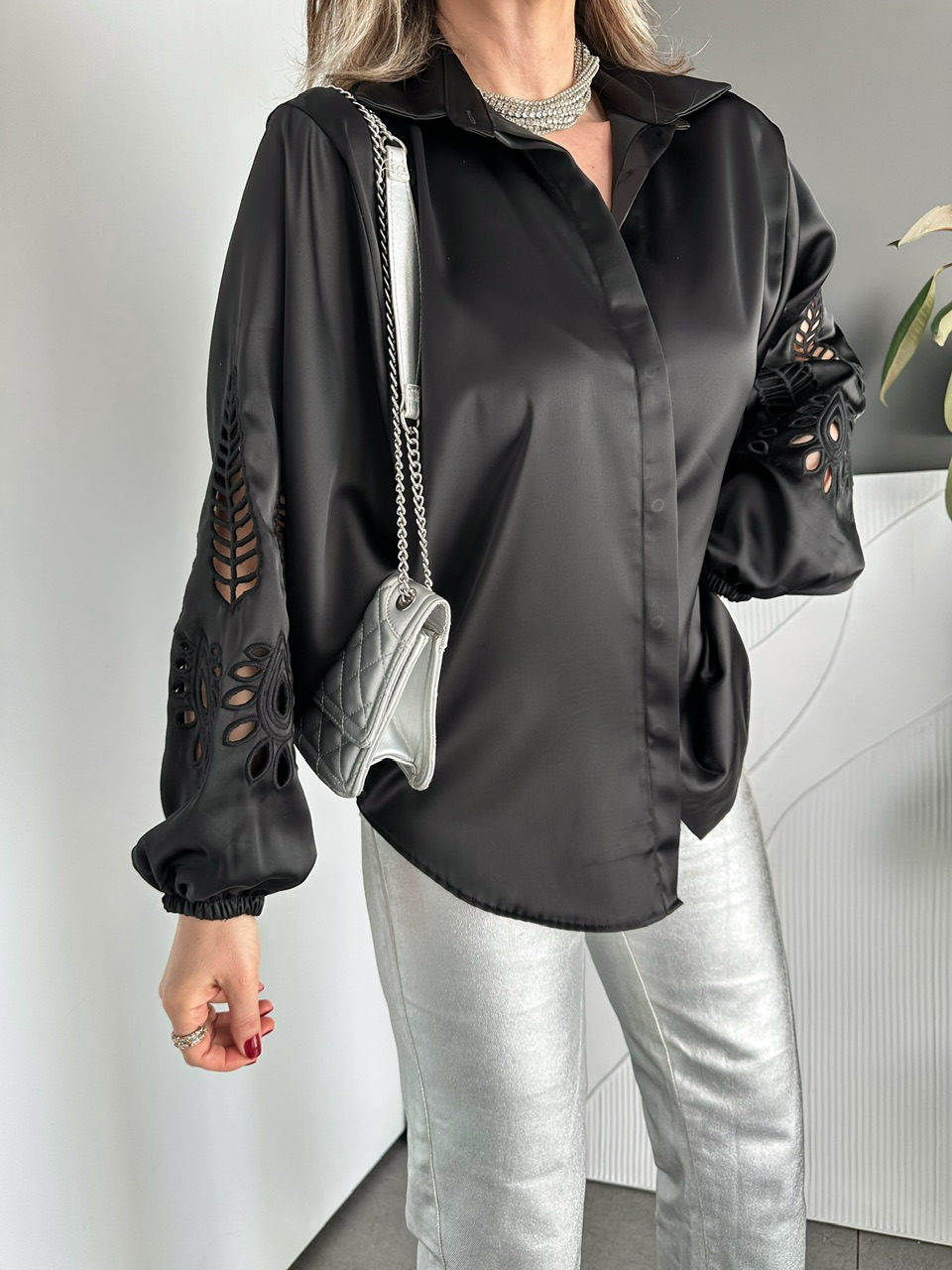Siyah Saten Balon Kol Nakışlı Gömlek