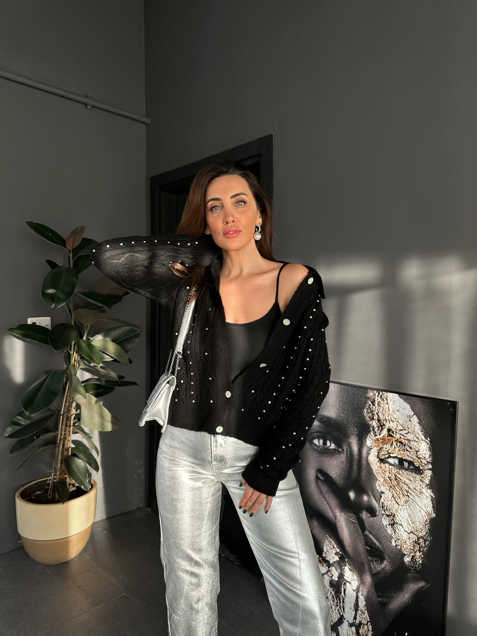 Siyah Serpme Taşlı Hırka