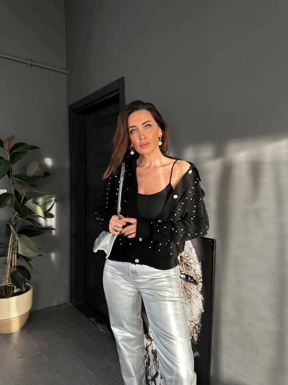 Siyah Serpme Taşlı Hırka