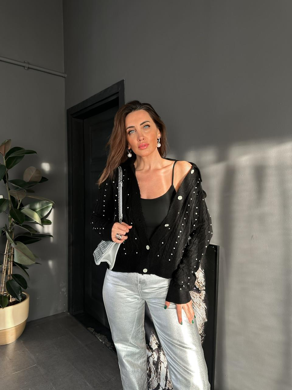 Siyah Serpme Taşlı Hırka
