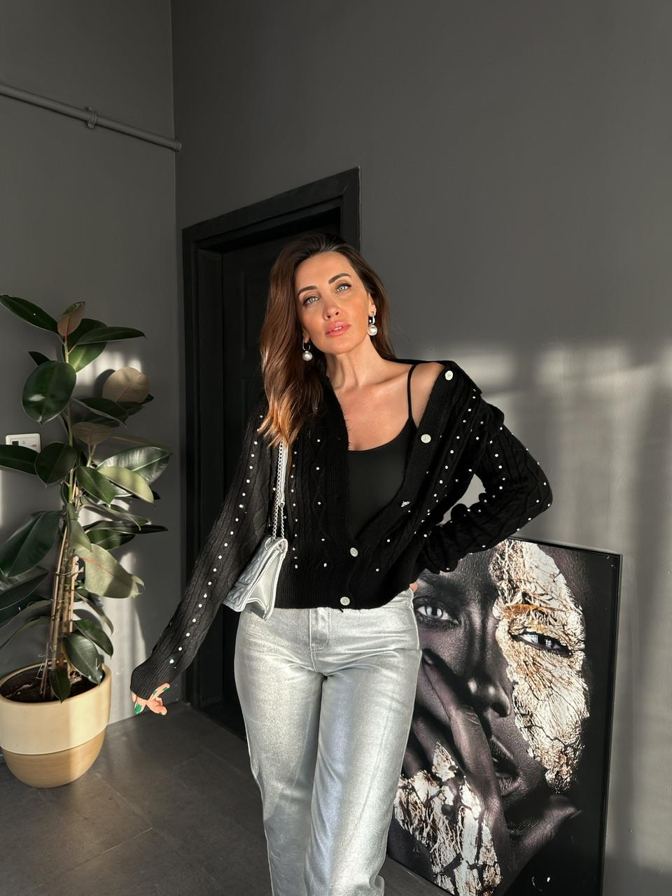 Siyah Serpme Taşlı Hırka