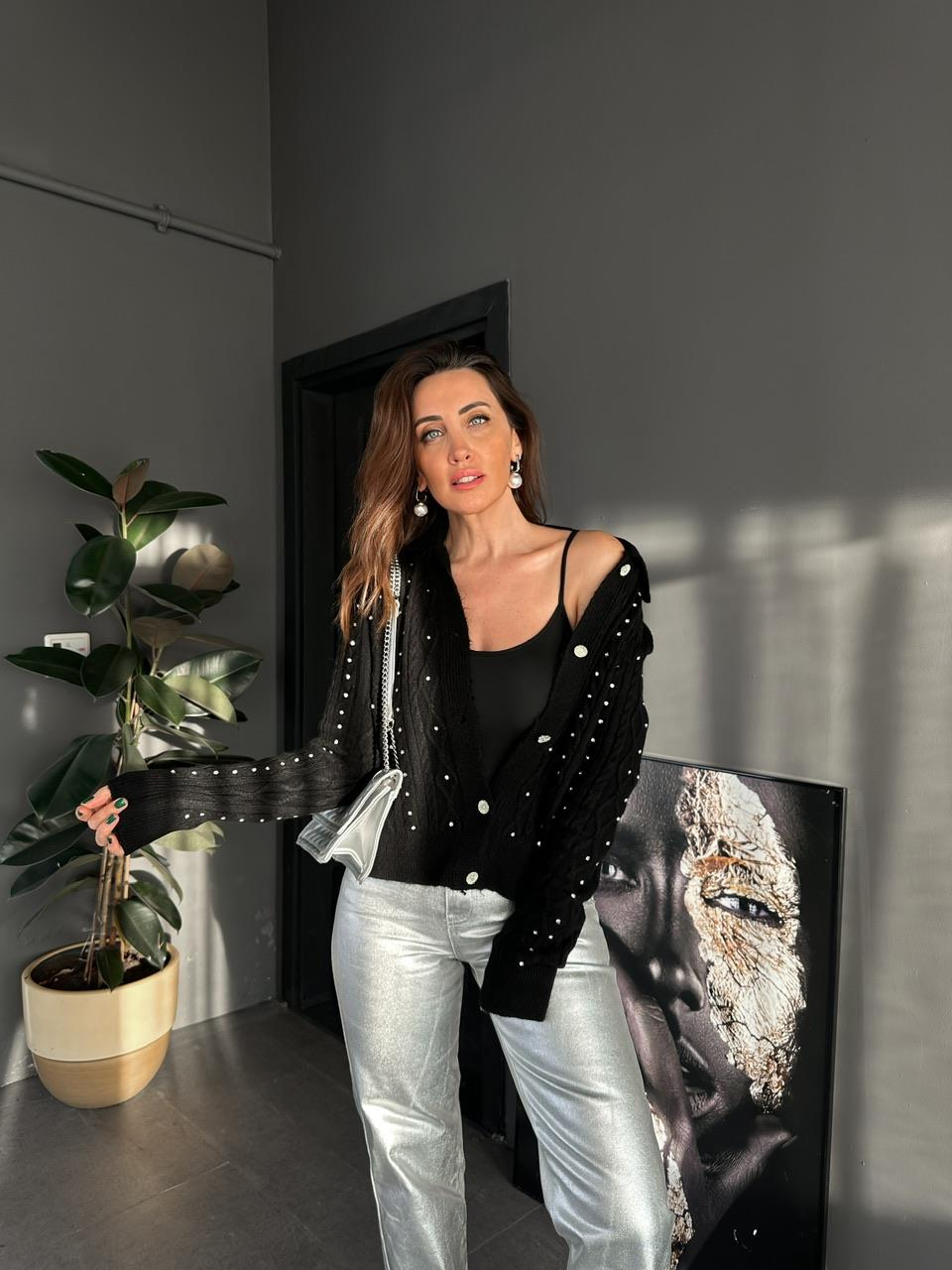 Siyah Serpme Taşlı Hırka