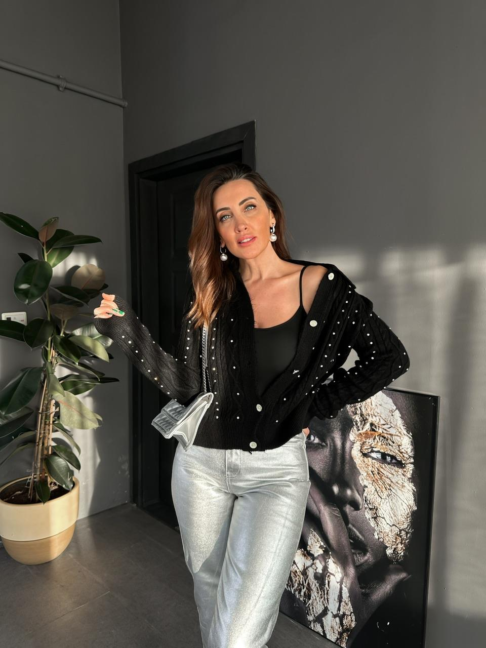 Siyah Serpme Taşlı Hırka