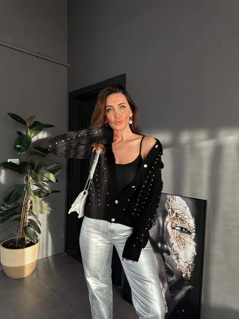 Siyah Serpme Taşlı Hırka