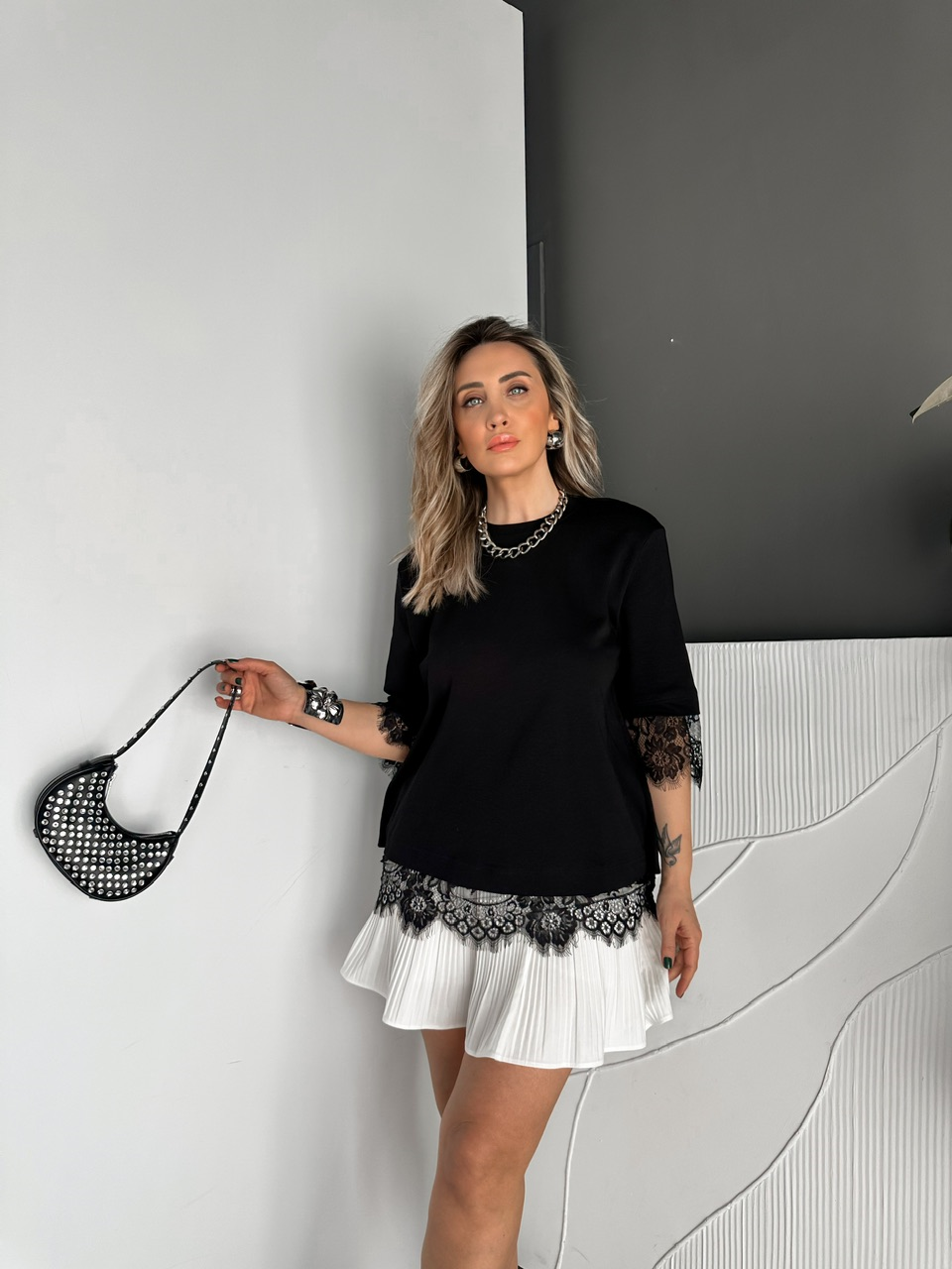 Siyah Sırtı Kolu Dantelli Tshirt