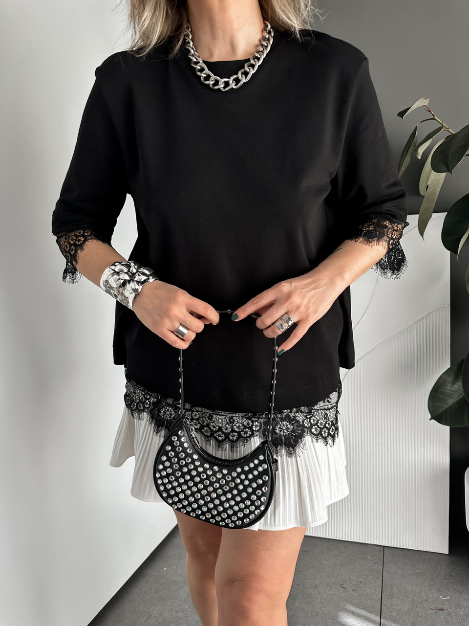 Siyah Sırtı Kolu Dantelli Tshirt