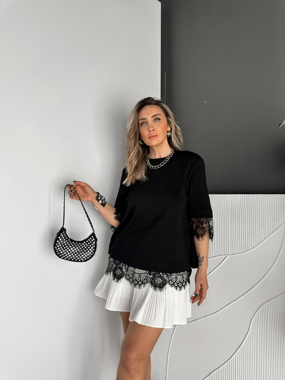Siyah Sırtı Kolu Dantelli Tshirt