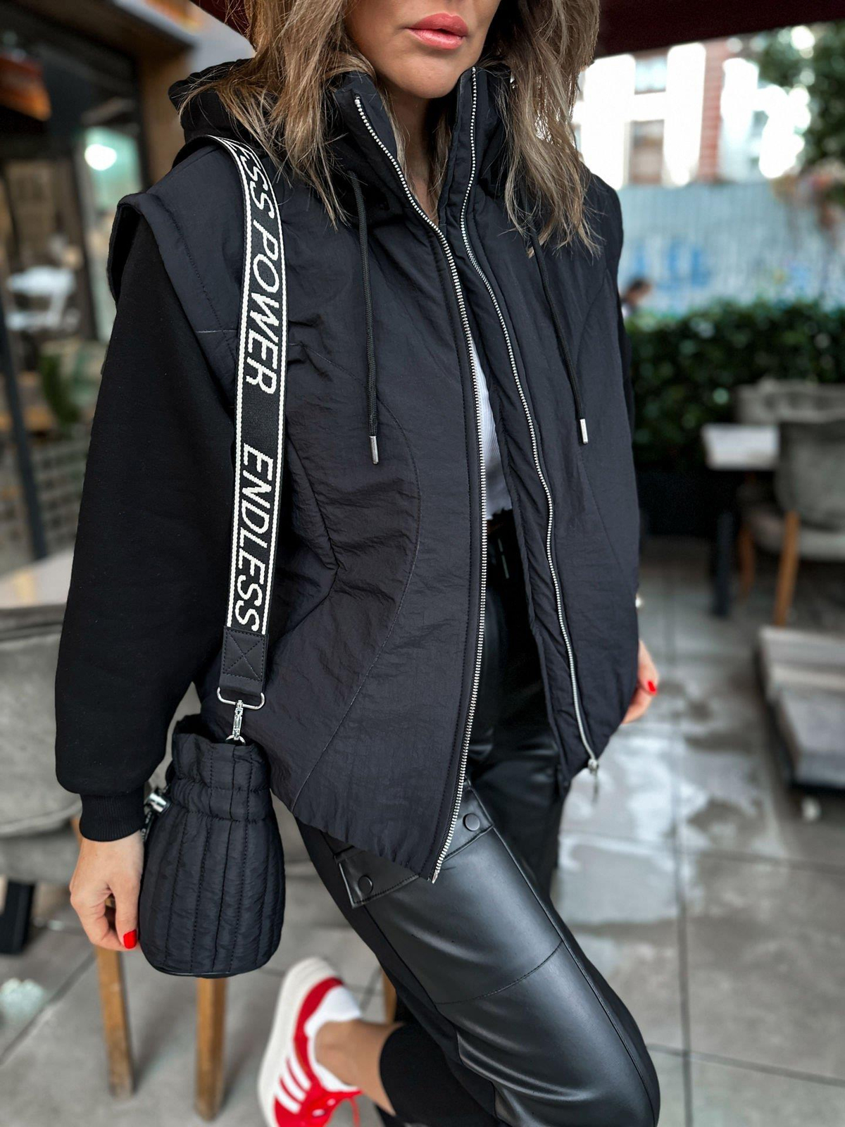 Siyah Sweat Detaylı Premium Mont