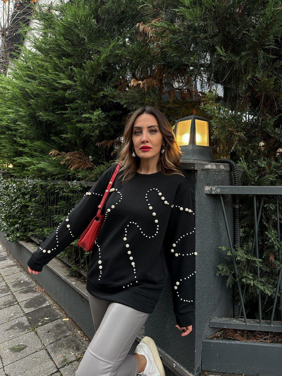 Siyah Taşlı Ve İncili Sweatshirt