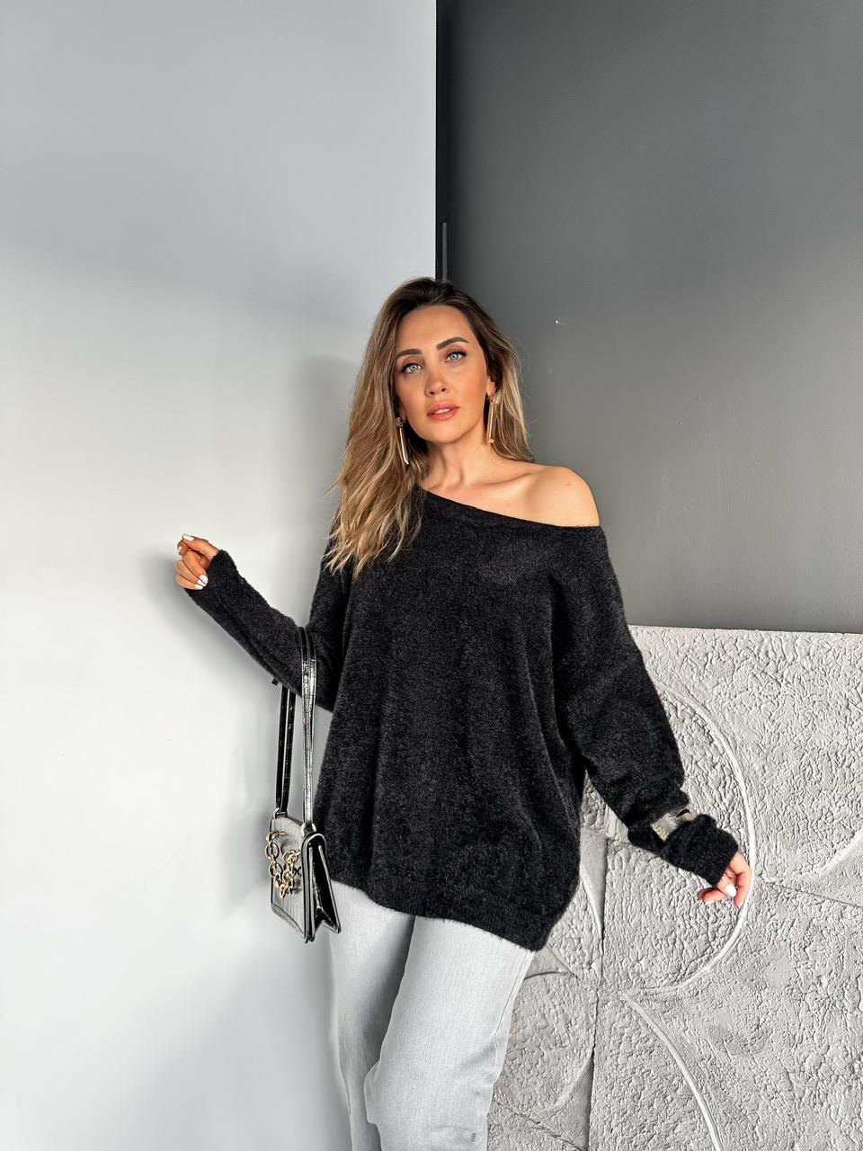 Siyah Tek Omzu Açık Yumuşak Kazak
