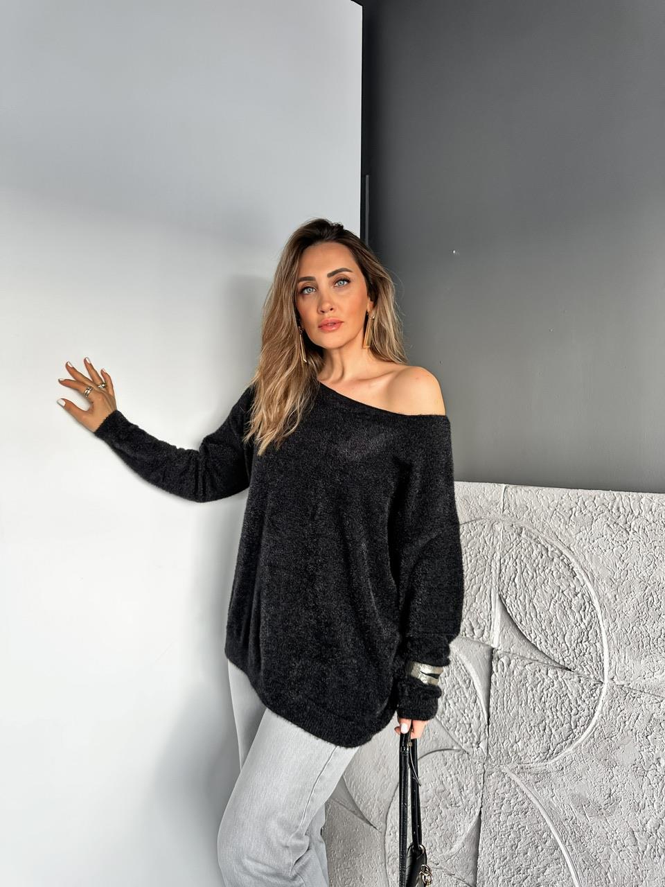 Siyah Tek Omzu Açık Yumuşak Kazak