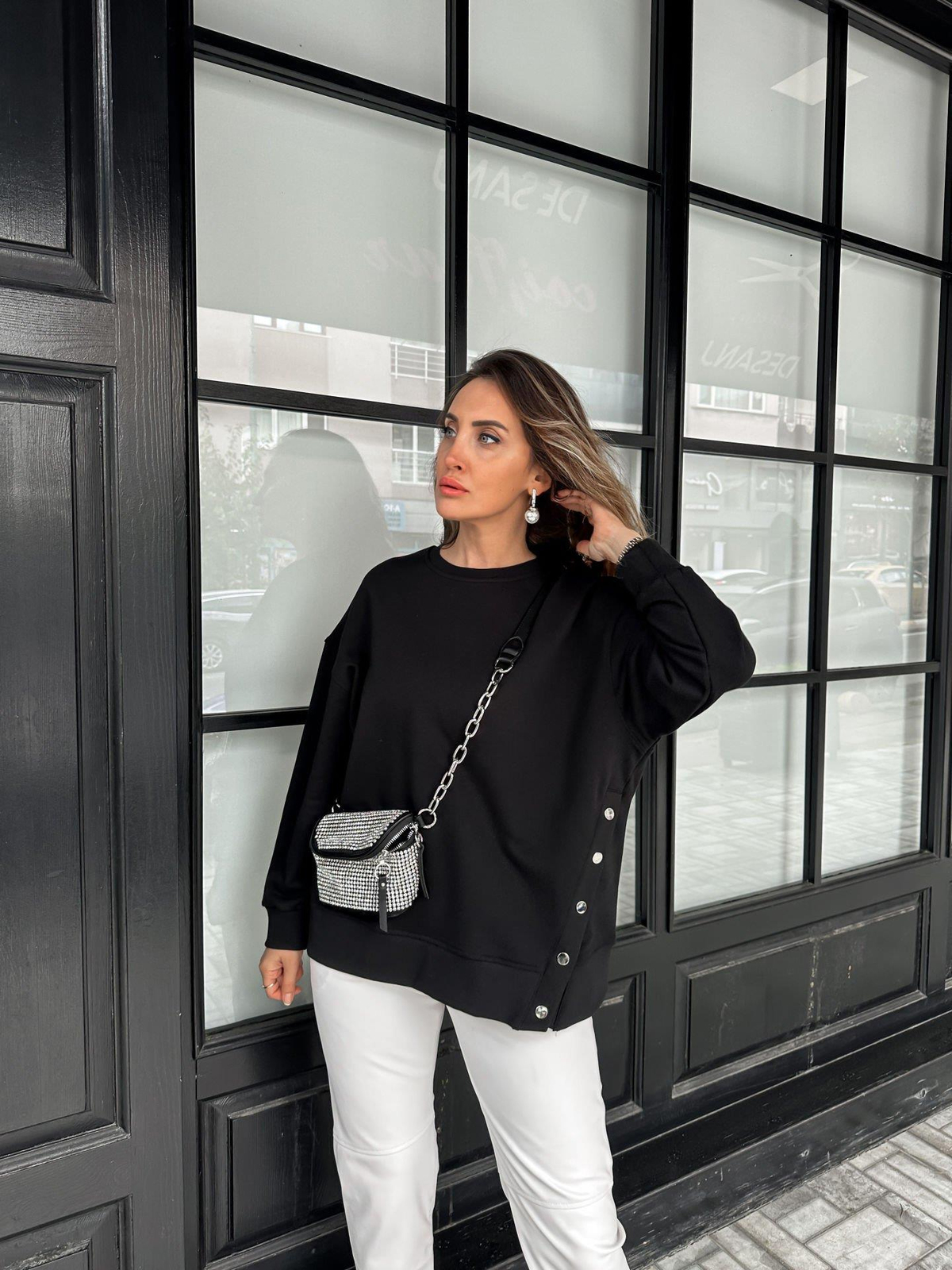 Siyah Tek Yanı Çıtçıtlı Sweatshirt