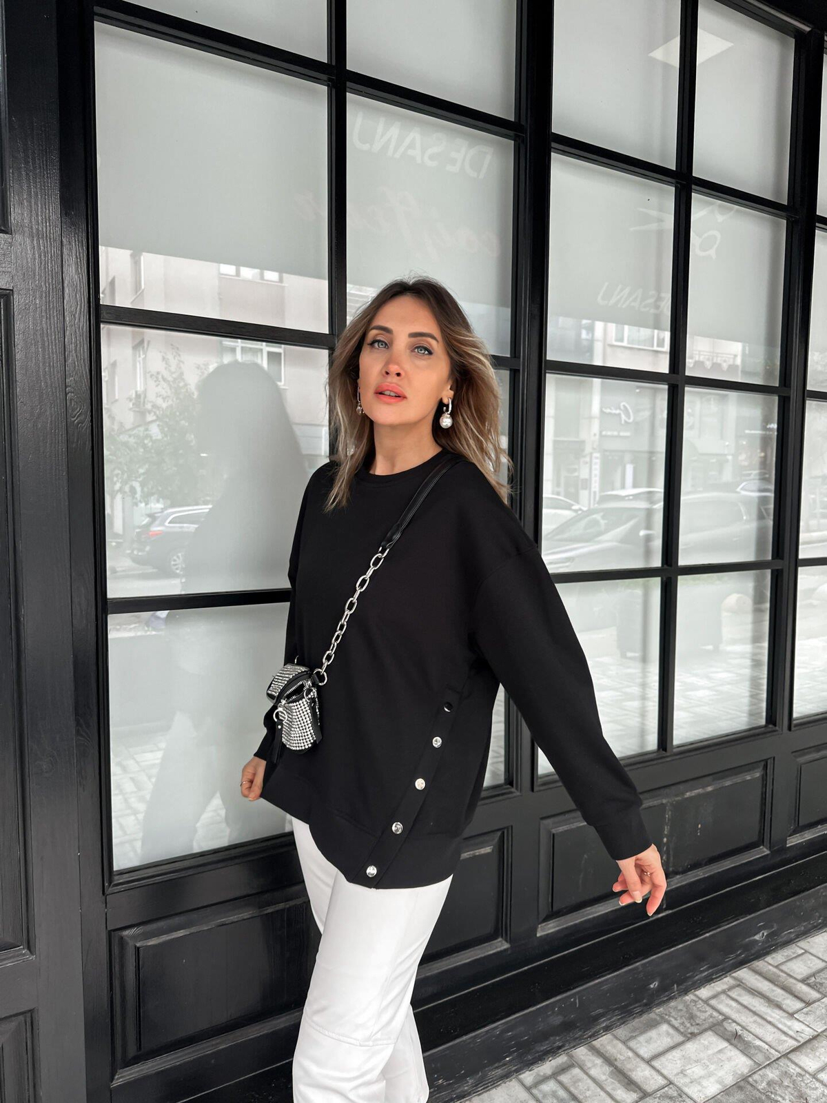 Siyah Tek Yanı Çıtçıtlı Sweatshirt