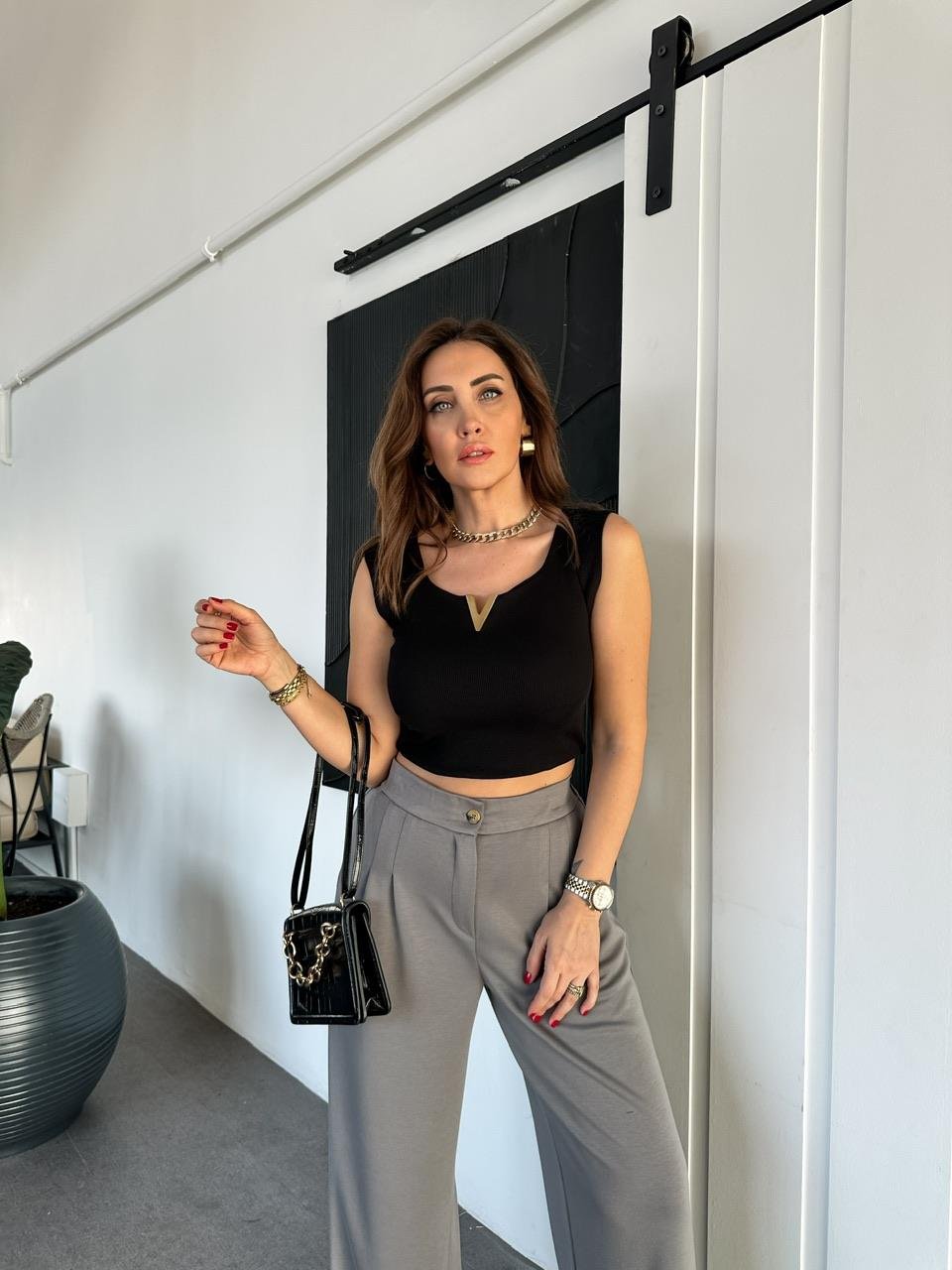 Siyah V Aksesuarlı Tshirt