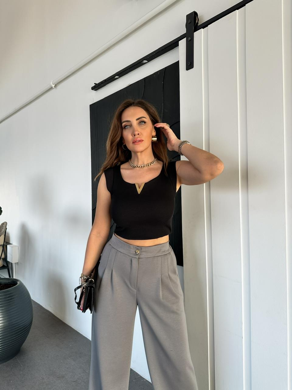Siyah V Aksesuarlı Tshirt