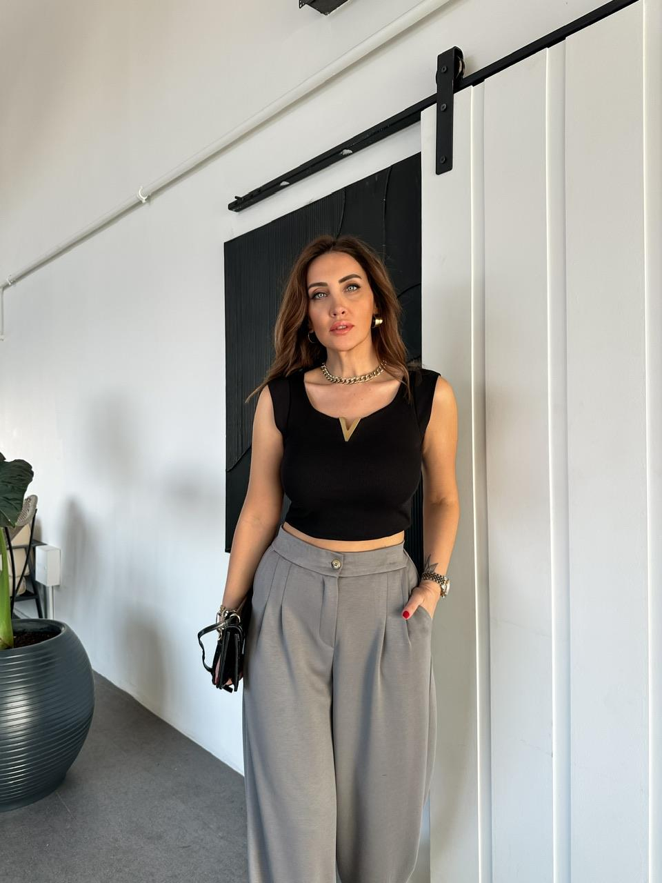 Siyah V Aksesuarlı Tshirt