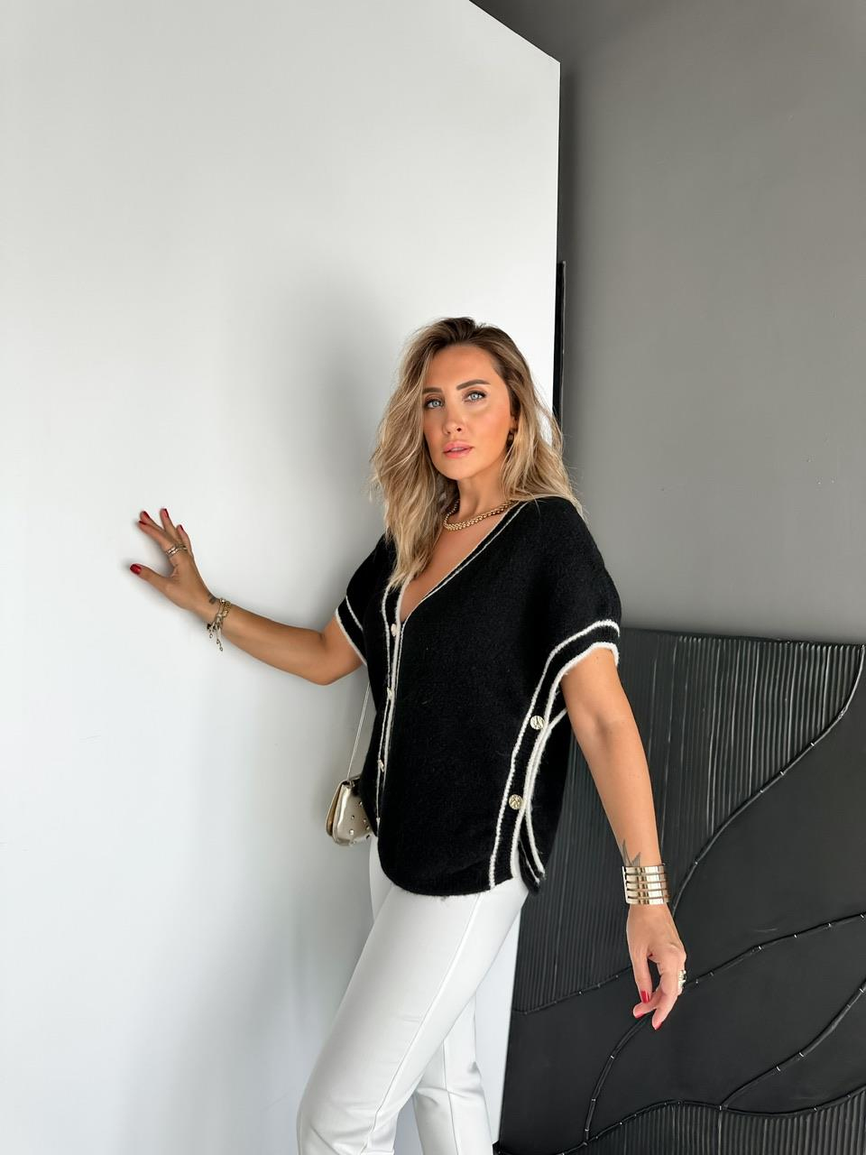Siyah V Yaka Düğmeli Triko Süveter