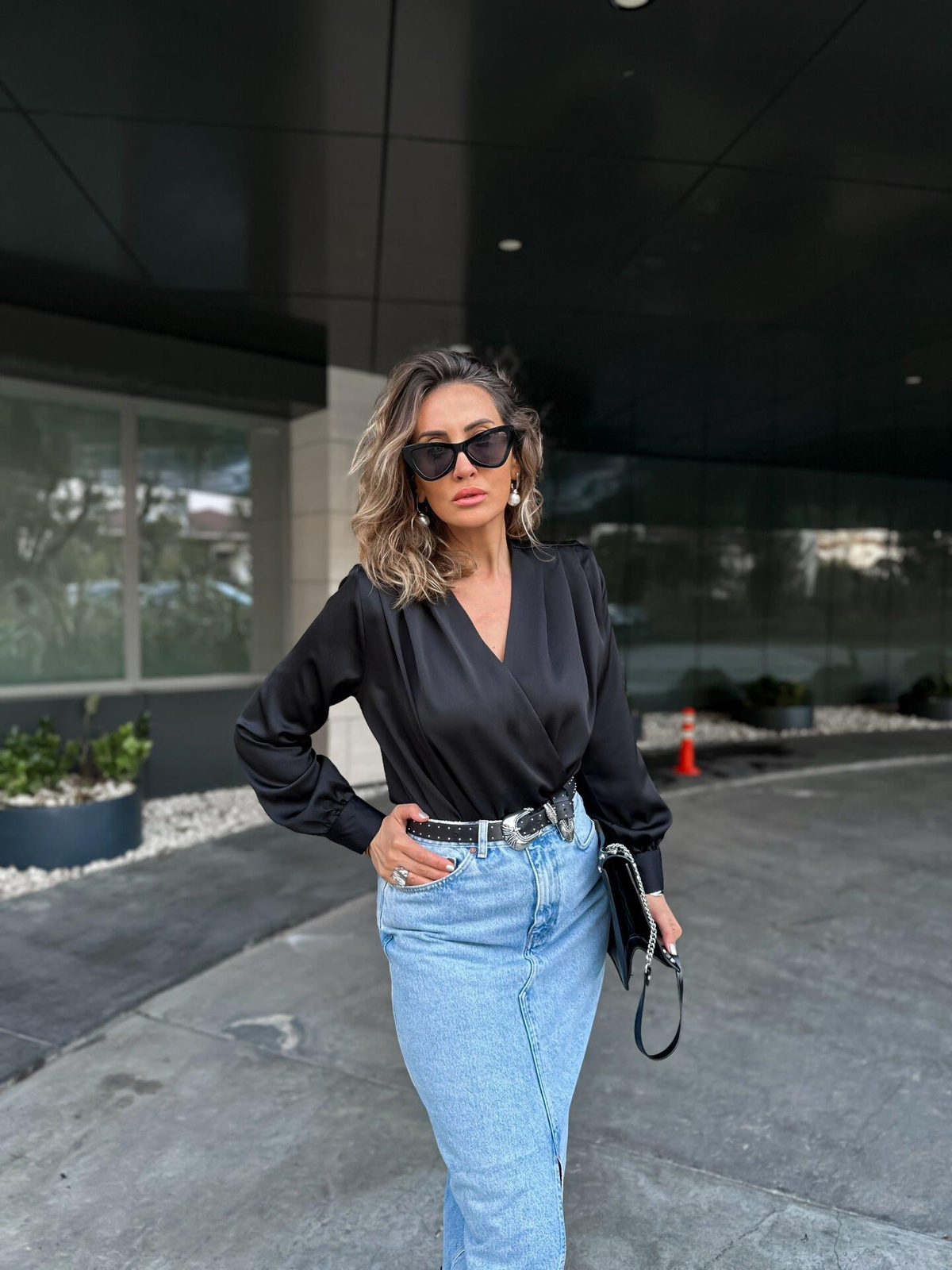 Siyah Vatkalı Saten Bodysuit Bluz