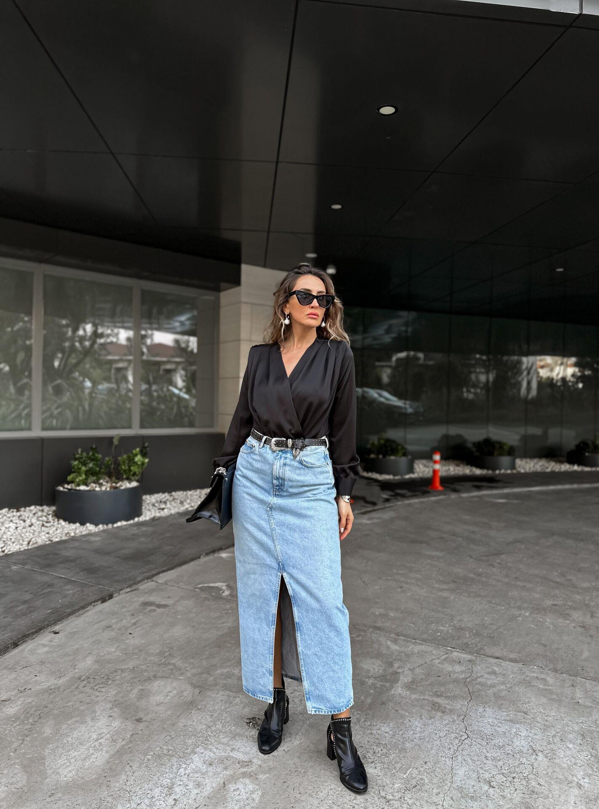 Siyah Vatkalı Saten Bodysuit Bluz