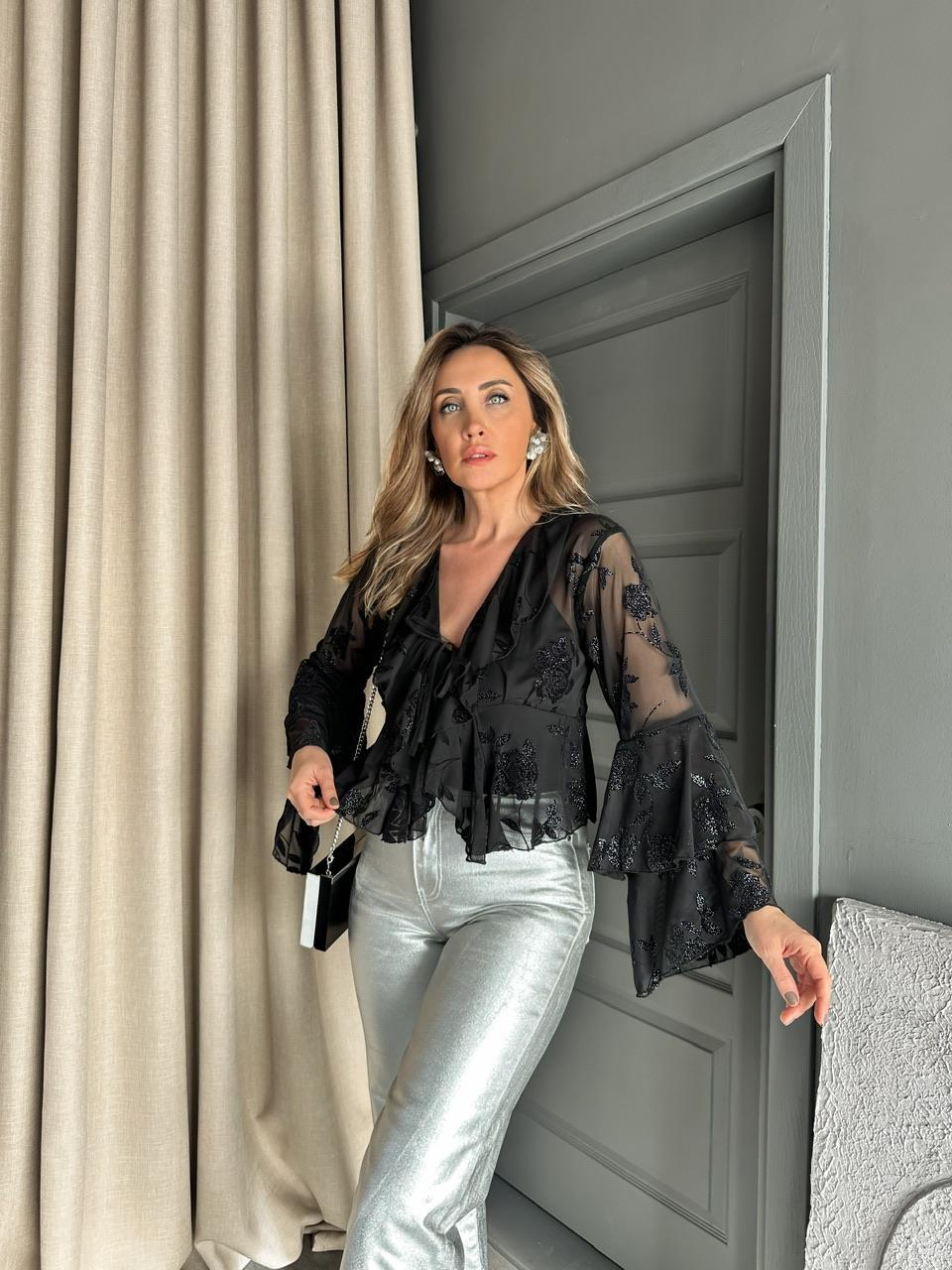 Siyah Volanlı Çiçek Baskılı Bluz