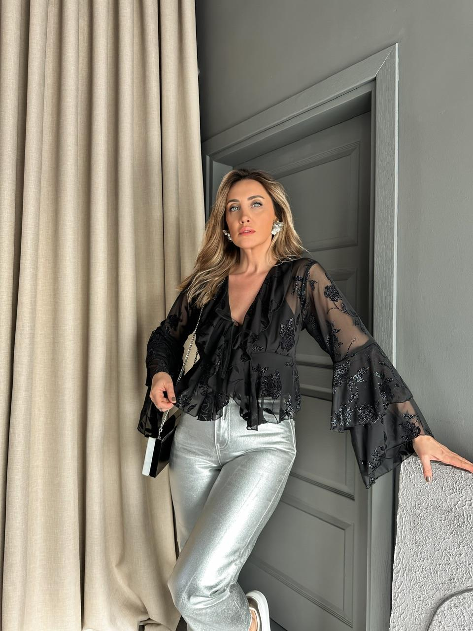 Siyah Volanlı Çiçek Baskılı Bluz