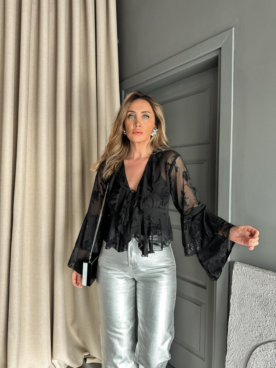 Siyah Volanlı Çiçek Baskılı Bluz