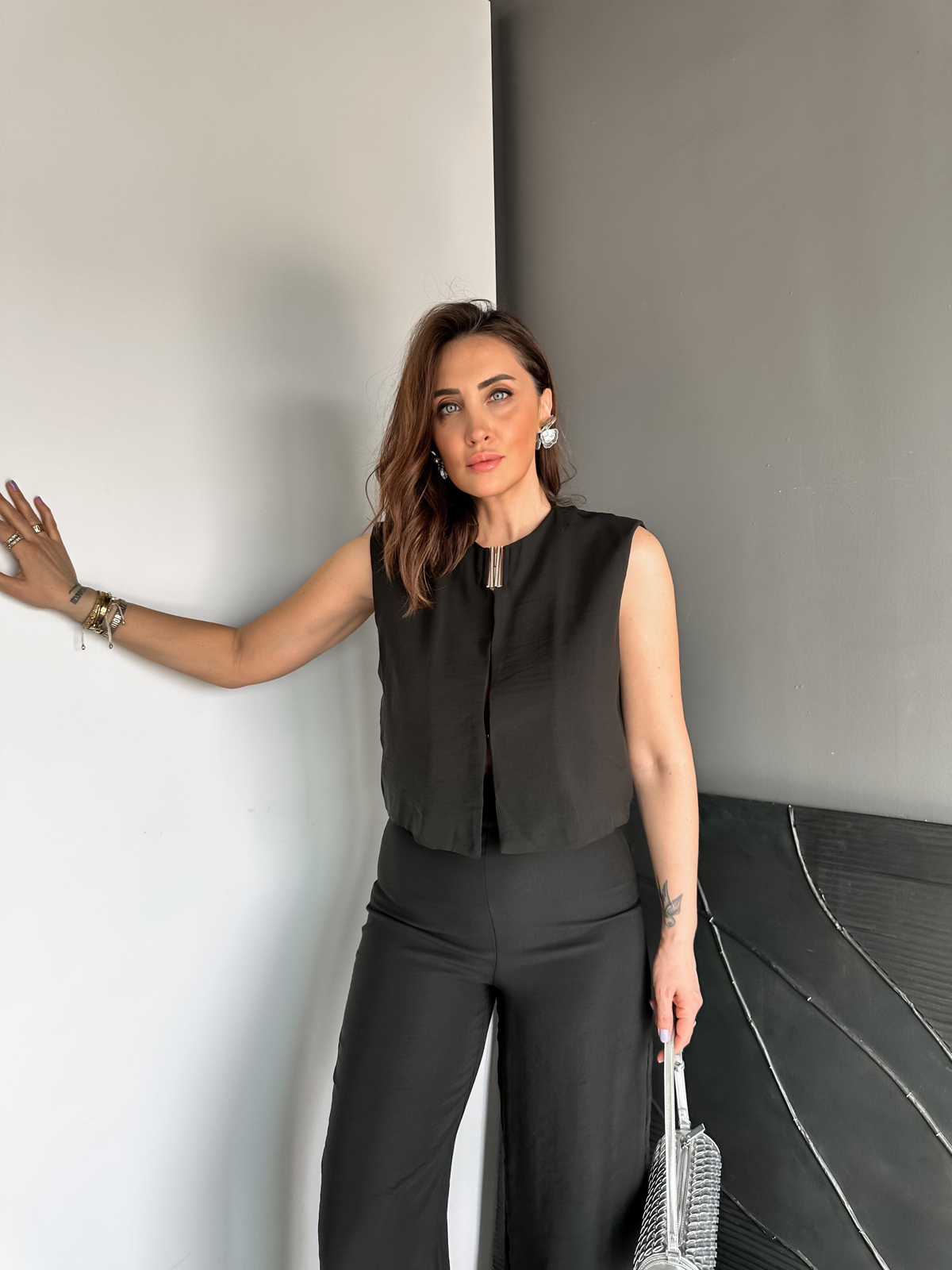 Siyah Yaka Aksesuarlı Orijinal Takım